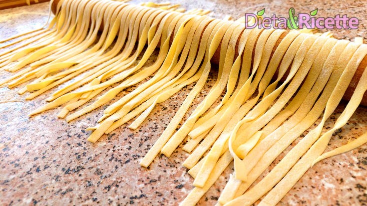 tagliatelle all'uovo sul mattarello