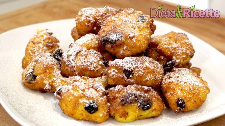 Frittelle di polenta dolci con uvetta e zucchero a velo e polenta fritta