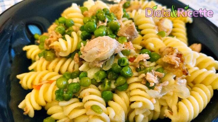 Fusilli con piselli, tonno, cipolla e basilico in un piatto fondo