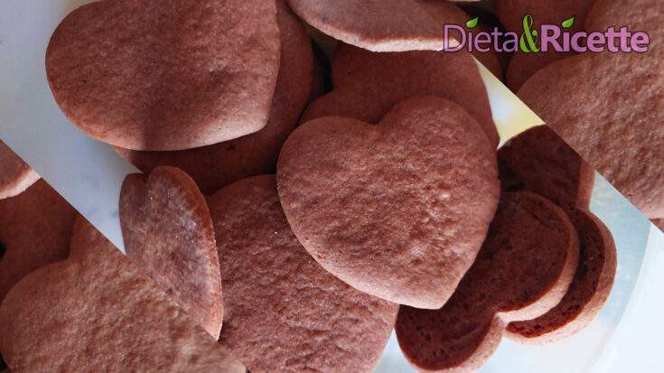 Biscotti al cacao a forma di cuore decorati con cioccolato fondente