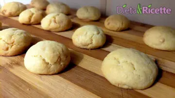 Biscotti al cioccolato bianco cookie americani ma con meno burro