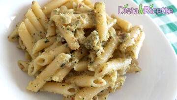 Pasta (penne lisce) al pesto di zucchine mandorle e prezzemolo