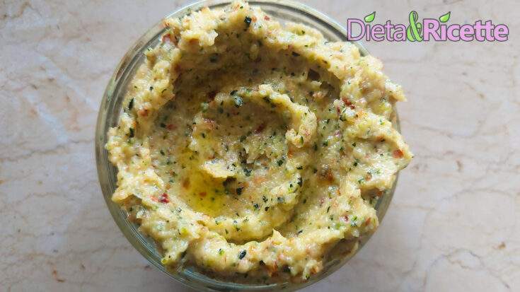 Pesto di zucchine, mandorle e prezzemolo fatto in casa, cremoso e leggero.