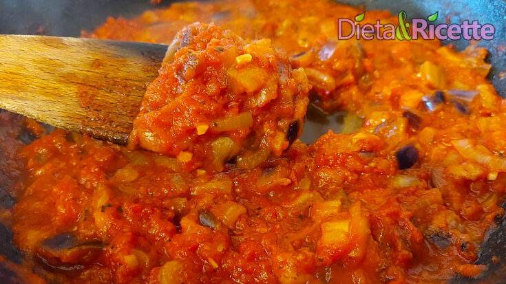 Sugo alla Norma con melanzane e pomodoro, preparazione tradizionale siciliana.